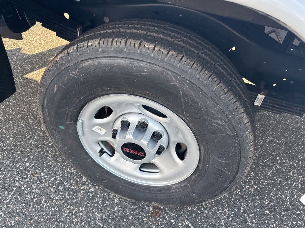 2025 GMC Savana Cutaway 3500 1WT