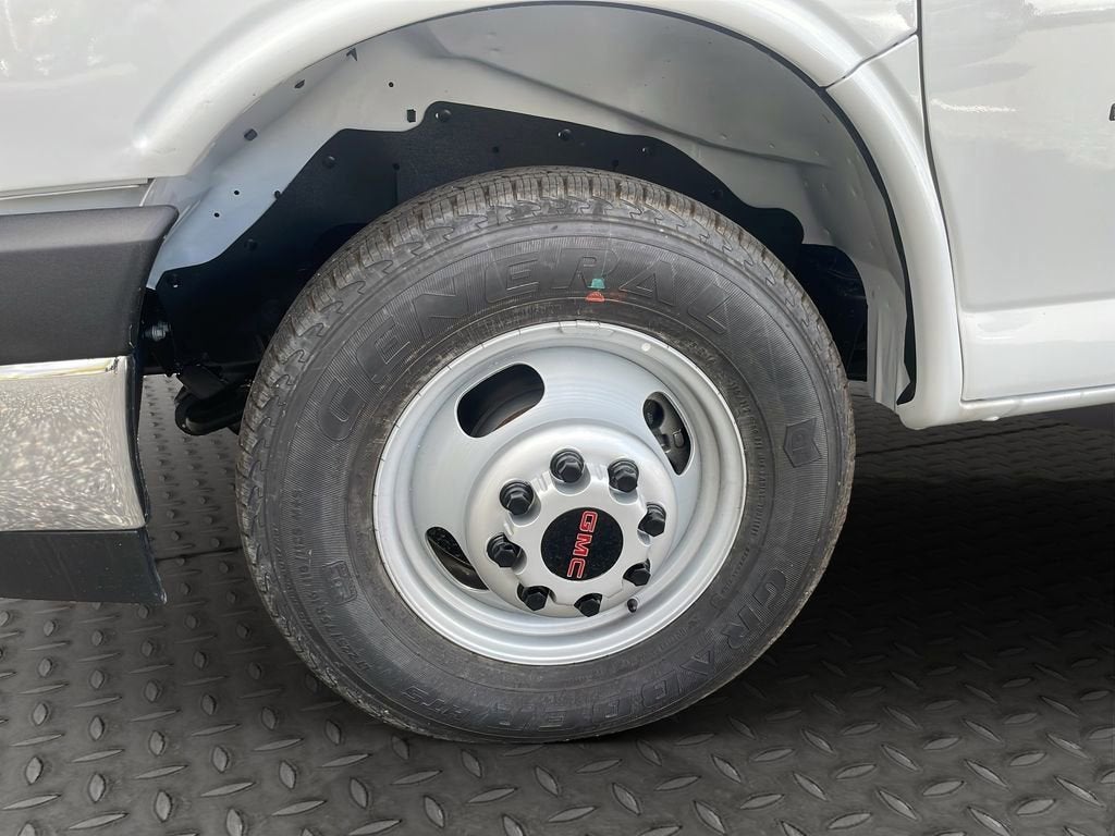 2025 GMC Savana Cutaway 3500 1WT